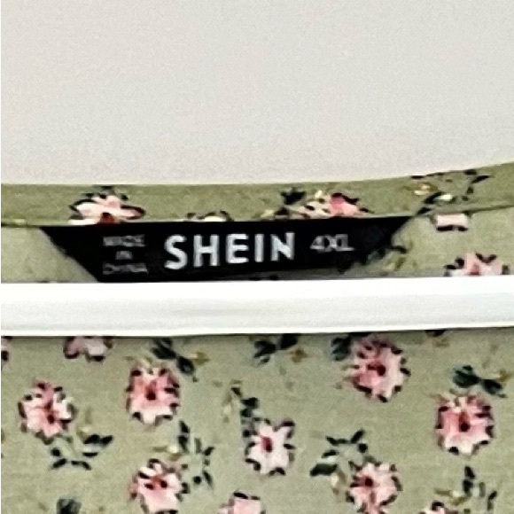 Green ditzy, flower, pilgrim blouse (4xl) - Picture 6 of 6